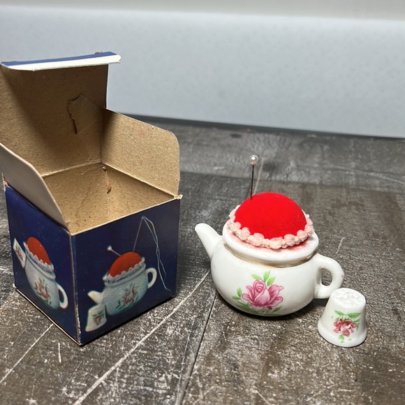 Vintage Porcelain Tea Pot Pin Cushion with Thimble in Original Box - Picture 3 of 4